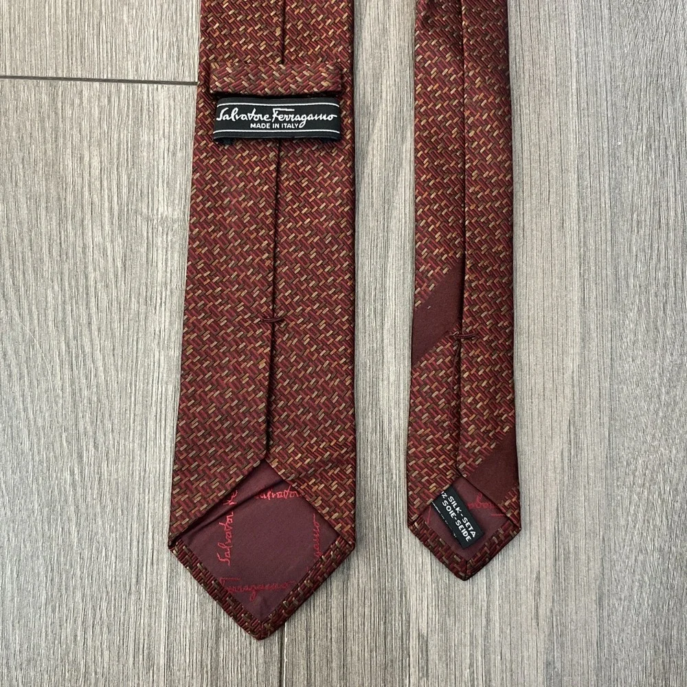 Salvatore Ferragamo Made In Italy Silk Tie Burgundy Gold Beautiful!